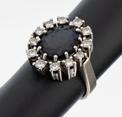 14 kt Gold Saphir-Brillant-Ring, WG 585/000, mittig ovalfacett. Saphir ca. 3.50 ct, 12 Brillanten zus. ca. 0.60 ct Weiß/si-p, RW 54, ca. 8.4 g
