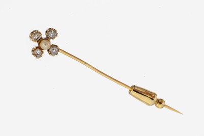 18 kt Gold Diamant-Perl-Krawattennadel, um 1900, GG 750/000 gepr., kl. Perle, umgeben von 4 Altschliffdiamanten zus. ca. 0.40 ct Weiß/p, L. ca. 6.5 ...
