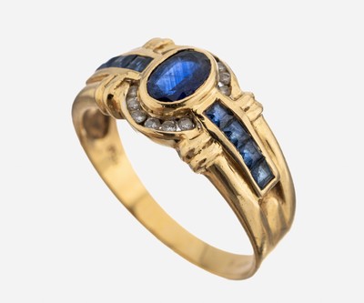 18 kt Gold Saphir-Brillant-Ring, GG 750/000, ovalfacett. Saphir und 8 Saphir -Carrees zus. ca. 1.10 ct, 12 Brillanten zus. ca. 0.06 ct Weiß/p, RW ...