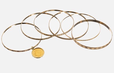 Set 6 8 kt Gold Armreife, GG 333/000, versch. Designs, 1 in GG gefasste Goldmedaille, John F. Kennedy, ca. 34.4 g