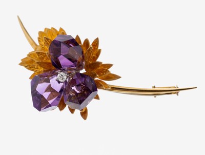18 kt Gold Amethyst-Brillant-Brosche, 1960er Jahre, GG/WG 750/000, ungewöhnliches Design, floral, 3 ungewöhnlich facettierte Amethyste, in WG ...