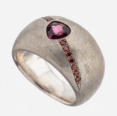 Turmalin-Granat-Ring, Silber gepr., facett.Turmalin-Tropfen ca. 1.0 ct, 14 rundfacett. hellorangefarb. Granate zus. ca. 0.14 ct, RW 59, ca. 20.6 g