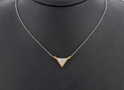 Platin und 18 kt Gold Brillant-Collier, Pt 950/000 und GG 750/000, dreieckiges Mittelteilmit Brillant ca. 0.03 ct (grav.) Weiß/si, L. ca. 50 cm, ...