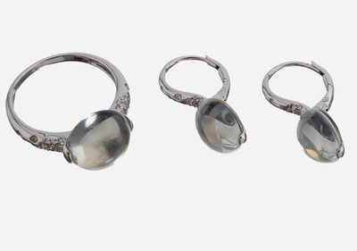 18 kt Gold Brillant-Quarz-Schmuckset, WG 750/000, best. aus: 1 Ring, RW 56, und 1 Paar Ohrhänger, Brillanten zus. ca. 0.20 ct Weiß/si, hellblaue ...