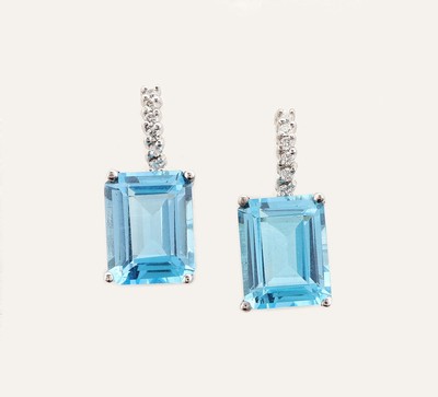 Paar 18 kt Gold Topas-Brillant-Ohrstecker, WG 750/000, 2 Blautopase (beh.) im Treppenschliff ca. 3.0 ct, 12 Brillanten zus. ca. 0.06 ct Weiß/si, ...