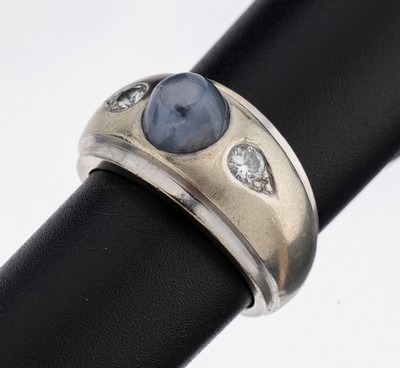 14 kt Gold Saphir-Brillant-Ring, WG 585/000, mittig Sternsaphir-Cabochon ca. 2.0 ct, 2 Brillanten zus. ca. 0.30 ct Weiß/si, RW 57, ca. 11.4 g