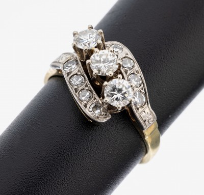 14 kt Gold Diamant-Ring, GG/WG 585/000, 3 erhaben gefasste Brillanten zus. ca. 0.60 ct Weiß/si, 8 8/8-Diamanten zus. ca. 0.08 ct Weiß/vs, RW 54, ...