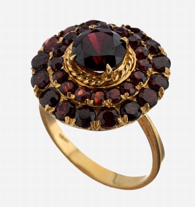 18 kt Gold Granat-Ring, GG 750/000, qualitätvolle Verarbeitung, Aufbau in mehrerenEbenen, rundfacett. Granate zus. ca. 5.40 ct, RW 61, ca. 8.2 g