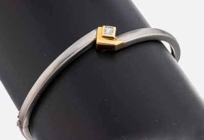 Platin und 18 kt Gold Diamant-Armreif, Pt 950/000 und GG 750/000, in GG gefasster Princess Cut Diamant ca. 0.10 ct feines Weiß/vs, D. ca. 6 x 5.2 ...