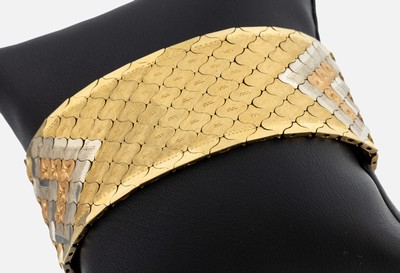 18 kt Gold Armband, 1960er Jahre, GG/WG/RG 750/000, qualitätvolle Verarbeitung, B. ca. 2.2 cm, L. ca. 19.5 cm, Kastenschloss mit 2 ...