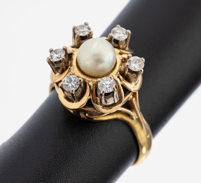 18 kt Gold Perl-Brillant-Ring, GG/WG 750/000, mittig Zuchtperle, D. ca. 5.7 mm, stark abgetragen, 6 in WG gefasste Brillanten zus. ca. 0.42 ct ...
