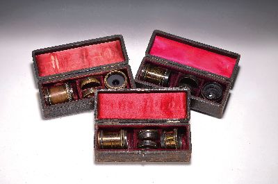 3 Satz-Optiken von Emil Suter Basel, um 1900, Lederetuis mit je Objektiv, Weitwinkel und zwei Linsen, Gebr.-spuren