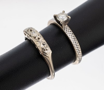 14 kt Gold Brillant-Ring, WG 585/000, strukt., erhaben gefasster Brillant ca. 0.20 ct Weiß/si, RW 51, dazu ein Ring, RW 53, 3 8/8-Diamanten zus. ...