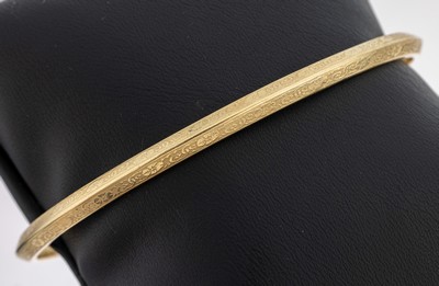 14 kt Gold Armreif, GG 585/000, wohl gefüllt, Oberfläche mit floralem Dekor, D. ca.6.7 cm, ca. 7.9 g