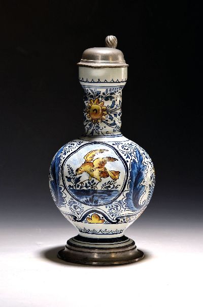 Krug, Villeroy & Boch, 1901, Feinsteingut , Modellnr. 5015, blau und hellbraun bemalt mit Blumen und Vogel, Standfuß und Deckel Zinn, H. ca. 30cm