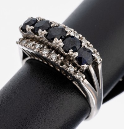 8 kt Gold Saphir-Diamant-Ring, WG 333/000 gepr., 5 rundfacett. Saphire zus. ca. 0.75 ct,8/8-Diamanten zus. ca. 0.09 ct Weiß/p, RW 54, ca. 4.2 g
