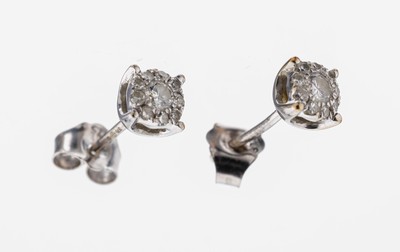 Paar 9 kt Gold Brillant-Ohrstecker, WG 375/000, 2 Brillanten und 18 8/8-Diamanten zus. ca. 0.18 ct Weiß/si, ca. 1.1 g