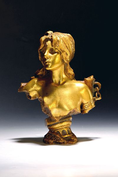 Skulptur "Capture" von Emmanuel Villanis, 1858-1914, Bronze, signiert, Büste einer jungen Frau, die seitlich an einer Kette gefesselt ist, ...
