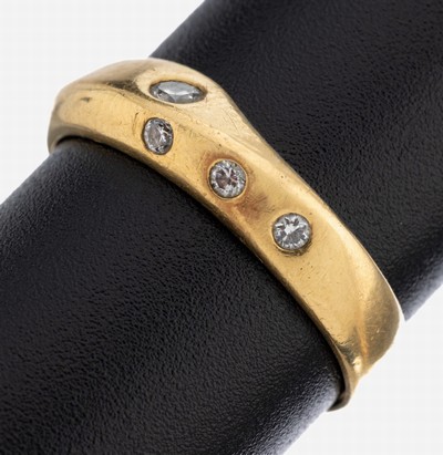 18 kt Gold Brillant-Ring, GG 750/000, ungewöhnliches Design, 4 Brillanten zus. ca. 0.08 ct Weiß/si, RW 53, ca. 3.9 g