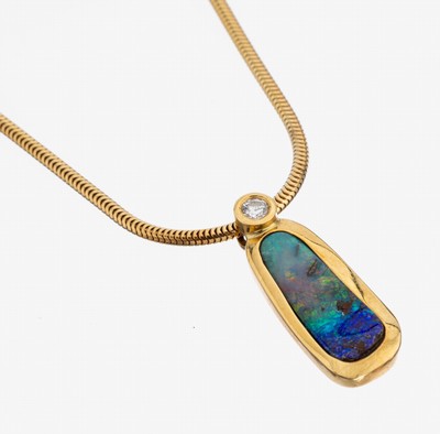 18 kt Gold Opal-Brillant-Anhänger, GG 750/000, Boulderopal, schönes Farbspiel, Brillant ca. 0.05 ct feines Weiß/si, an Schlangenkette, GG ...