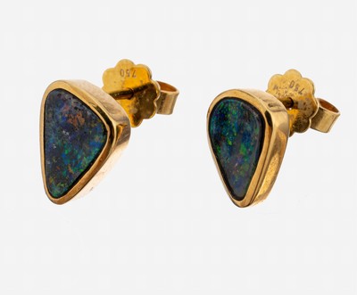 18 kt Gold Opal-Ohrstecker, GG 750/000, schlichtes Design, 2 Boulderopale, feines Farbspiel, ca. 3.4 g