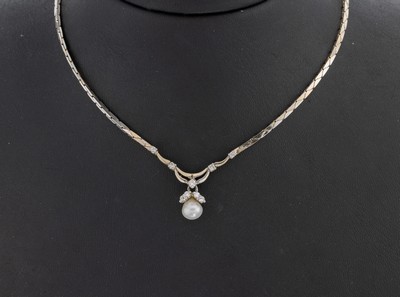 18 kt Gold Perl-Brillant-Collier, WG 750/000, geschwungenes Mittelteil, bewegl. abgehangene Zuchtperle, 9 Brillanten zus. ca. 0.12 ct Weiß/si, L. ...