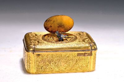 Feine Singvogel-Spieldose, wohl Schweiz, um 1840, Metallgehäuse qualitätvoll vergoldet, graviert und guillochiert mit flächigem Dekor aus ...