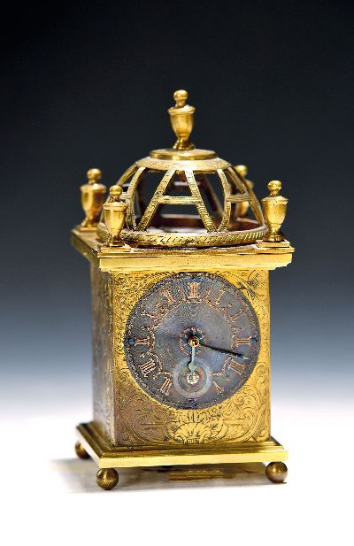 Laternenuhr im Stil des 17.Jh., Ausführung wohl 20.Jh., Messinggehäuse, reich graviert, ornamental-floraler Dekor, rückseitiges Christusbild bzw. ...