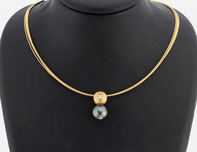18 kt Gold Perl-Brillant-Anhänger, GG 750/000 gepr., Oberfläche fein sat., Tahitizuchtperle, D. ca. 13 mm, rs. besch., Brillant ca. 0.20 ct feines ...