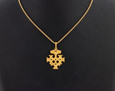 14 kt Gold Anhänger, GG 585/000, Darstellung des Hiddensee Kreuzes, an Kette, L. ca. 45 cm, Karabinerschließe, ca. 11.9 g