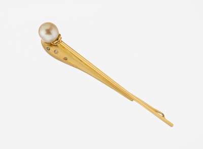 18 kt Gold Perl-Brillant-Brosche, GG 750/000, part. pol. und matt., cremefarb. Akoyazuchtperle, D. ca. 7.8 mm, 3 Brillanten zus. ca. 0.03 ct ...