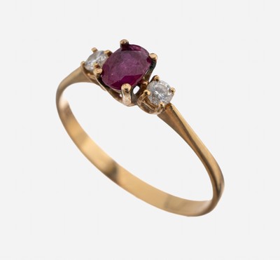 14 kt Gold Rubin-Brillant-Ring, GG 585/000,mittig ovalfacett. 0.30 ct, 2 Brillanten zus. ca. 0.10 ct Weiß/si, RW 55, ca. 1.6 g