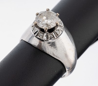 14 kt Gold Brillant-Ring, WG 585/000, hoch aufgebauter Ringkopf, Brillant ca. 1.50 ct Weiß/p3, RW 58, ca. 7.7 g, neue Rhod. empfohlen