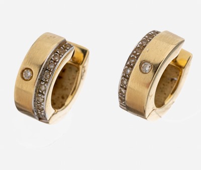 Paar 14 kt Gold Brillant-Ohrcreolen, GG 585/000, sat., 20 Brillanten zus. ca. 0.12 ct Weiß/si, ca. 7.4 g, Reinigung unerlässlich