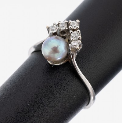 14 kt Gold Perl-Ring, WG 585/000, kl. Silbergraue Zuchtperle, Diamantimitationen, RW55, ca. 2.3 g