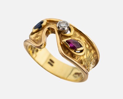 18 kt Gold Rubin-Saphir-Brillant-Ring, GG 750/000, abstraktes Design, Rubin-Navette und ovalfacett. Saphir zus. ca. 0.18 ct, Brillant ca. 0.05 ct ...