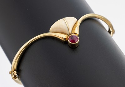 14 kt Gold Bein-Rubin-Armreif, GG 585/000, schlichtes Design, runder Rubin-Cabochon ca. 1.0 ct, Bein-Einlage, D. ca. 5.5 x 4.5 cm, Klappscharnier, ...
