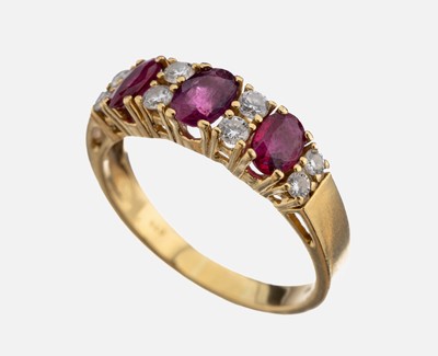 18 kt Gold Rubin-Brillant-Ring, GG 750/000,3 ovalfacett. Rubine zus. ca. 1.10 ct, 8 Brillanten zus. ca. 0.33 ct (grav.) Weiß/vs-si, RW 59, ca. 4.7 g