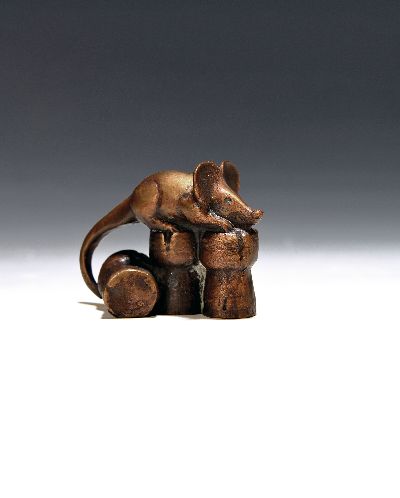Gernot Rumpf, 1941-2025 Kaiserslautern, Maus auf drei Sektkorken, Bronze, monogr., ca. 7x9x4cm