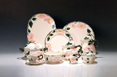 Umfangreiches Kaffee- und Speiseservice, Villeroy & Boch, Modell Wild-Rose, 2 Kaffeekannen, Teekanne, 2 Zuckerdosen, 2 Milchkännchen, 16 ...
