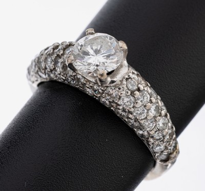 18 kt Gold Brillant-Ring, WG 750/000, 1 Brillant ca. 1.0 ct Weiß/si, 62 Brillanten zus. ca. 1.00 ct Weiß/si-p, RW 57, ca. 4.6 g