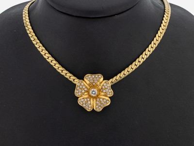 18 kt Gold Brillant-Anhänger, GG 750/000, Darstellung einer Blüte, mittig Brillant ca. 0.30 ct Weiß/si, 60 Brillanten zus. ca. 0.90 ct Weiß/si, ...