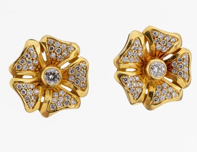 Paar 18 kt Gold Brillant-Ohrstecker, GG 750/000, Darstellung von Blüten, mittig 2 Brillanten zus. ca. 0.50 ct Weiß/si, 90 Brillanten zus. ca. 0.90 ...