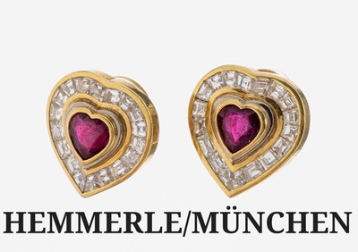 Paar 18 kt Gold Rubin-Brillant-Ohrstecker, GG 750/000, gepr., 2 herzförmige Rubine zus. ca. 2.20 ct, umgeben von 36 eingeschliffenen Diamanten zus. ...