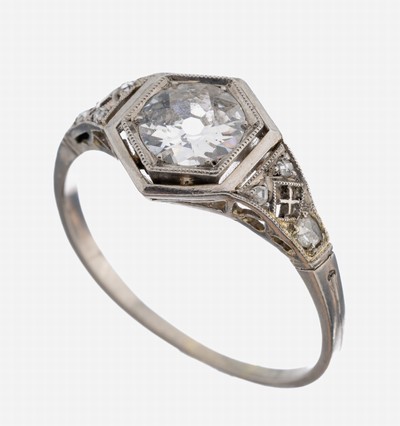 Platin Art Deco Diamant-Ring, Pt gepr., Altschliffdiamant ca. 0.90 ct l.get.Weiß/p, Ringschultern mit 6 Diamantrosen zus. ca. 0.03ct, RW 58, ca. ...