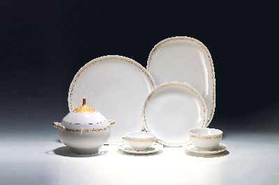 Speiseservice für 12 Personen, Hutschenreuther, Form Poesie, Dekor Constanze, Porzellan, mit feinen Goldbordüren, 12 flache Teller, 12 tiefe ...