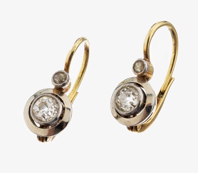 Paar 14 kt Gold Diamant-Ohrgehänge, um 1910, GG 585/000, schauseitig zeittyp. plat., 2 Altschliffdiamanten zus. ca. 0.50 ct get.Weiß/p, 2 ...