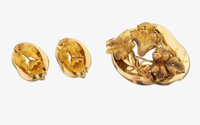 14 kt Gold Biedermeier Demi-Parure um 1860, GG 585/000, gepr., best. aus Brosche ca. 4.5 x 3.5 cm und Paar Ohrgehänge L. ca. 2.5 cm, zeittyp. Dekor ...