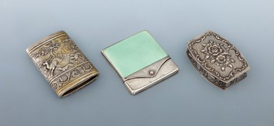 Konvolut 3 Dosen/Streichholzetuis, um 1925/30, 1 x Pillendose 835er Silber, floraler Dekor, ca. 5.5 x 4 cm, H ca. 1.3 cm; 1 x Streichholzetui 800er ...