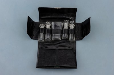 Reise-Pflege-Set und Reise-Apotheke, Anfang 20. Jh., schwarzes Lederetui mit Glasbecher und 4 Glasflakons, 3 Maniküreteile,verpackt, ca. 10 x 16 x ...